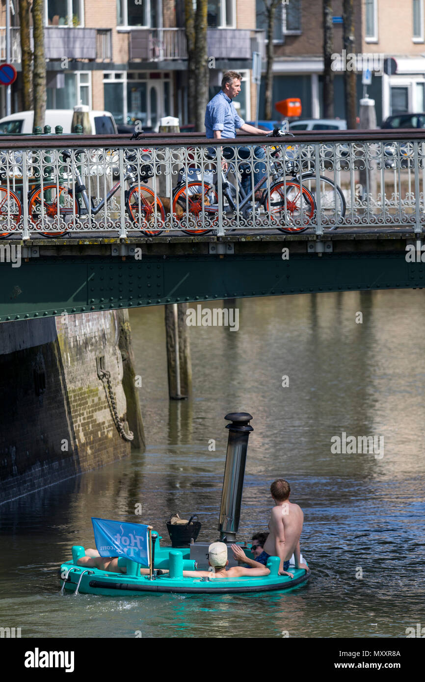 Le centre-ville de Rotterdam, Oudehaven, port historique, 'chaud' de remorqueur à roues flottantes, chauffée, bateau pour les parties, Pays-Bas, Banque D'Images