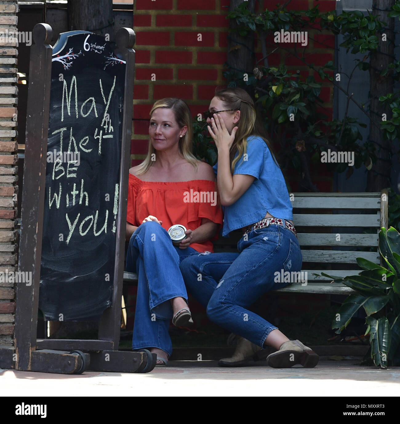Jennie Garth va à déjeuner avec sa fille Bella Luca Facinelli et un ami comprend : Jennie Garth, Luca Bella Facinelli Où : Los Angeles, California, United States Quand : 04 mai 2018 Source : WENN.com Banque D'Images