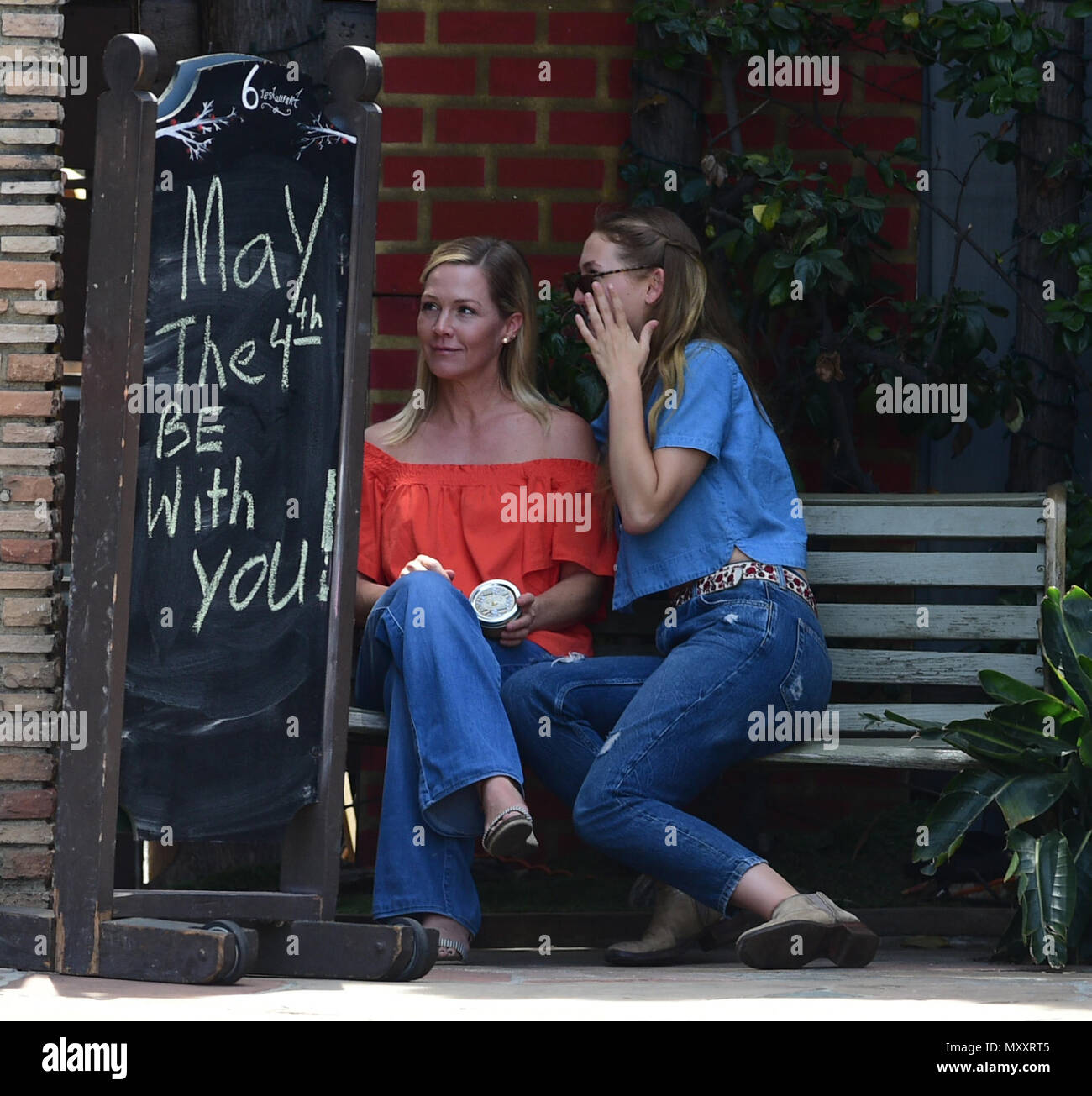 Jennie Garth va à déjeuner avec sa fille Bella Luca Facinelli et un ami comprend : Jennie Garth, Luca Bella Facinelli Où : Los Angeles, California, United States Quand : 04 mai 2018 Source : WENN.com Banque D'Images