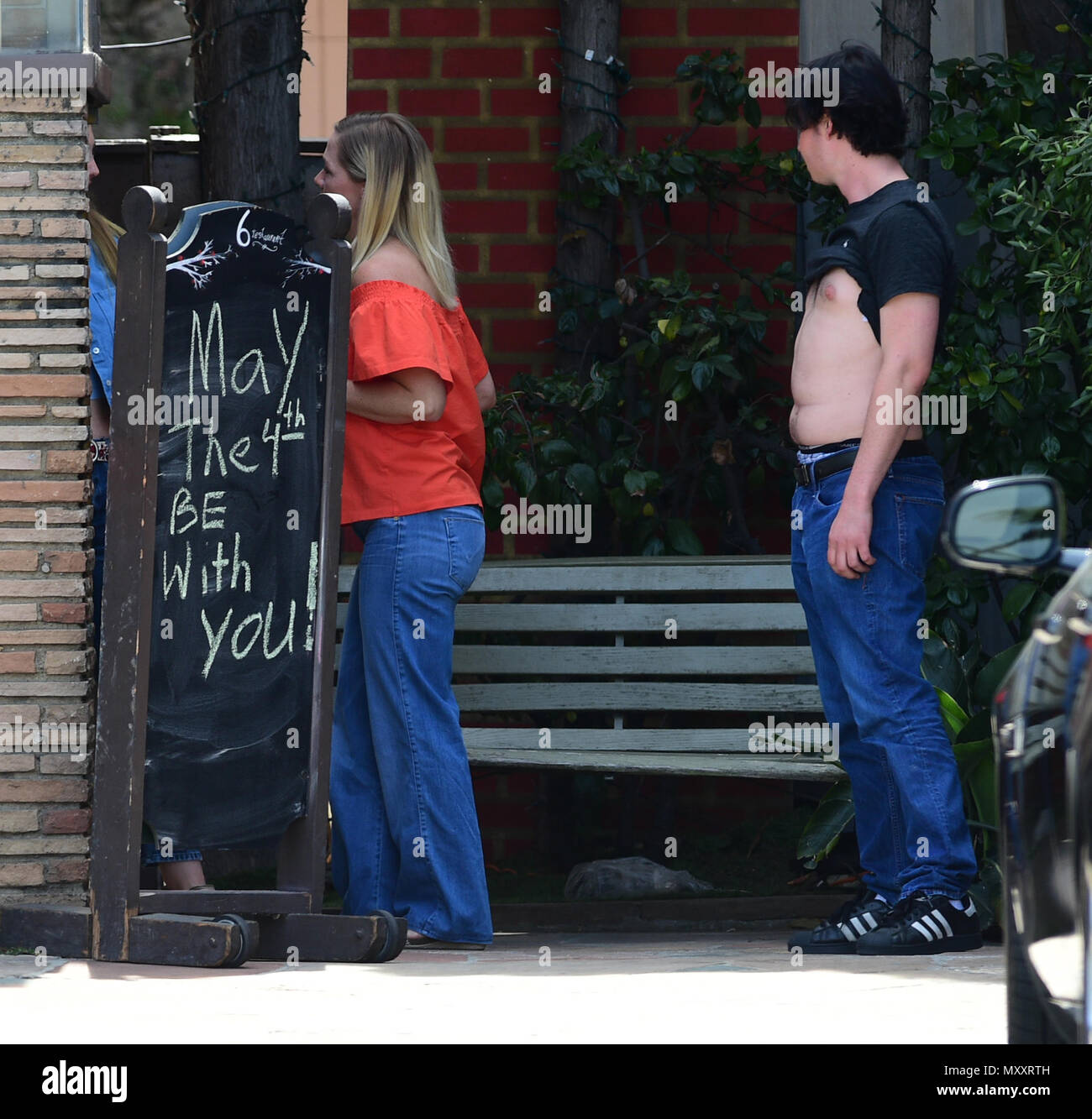 Jennie Garth va à déjeuner avec sa fille Bella Luca Facinelli et un ami comprend : Jennie Garth, Luca Bella Facinelli Où : Los Angeles, California, United States Quand : 04 mai 2018 Source : WENN.com Banque D'Images