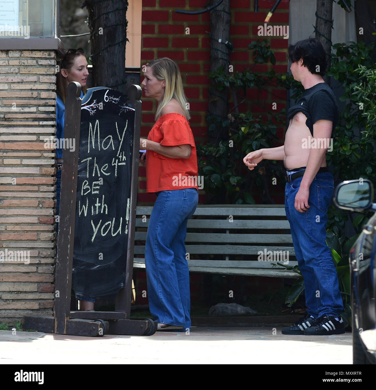 Jennie Garth va à déjeuner avec sa fille Bella Luca Facinelli et un ami comprend : Jennie Garth, Luca Bella Facinelli Où : Los Angeles, California, United States Quand : 04 mai 2018 Source : WENN.com Banque D'Images