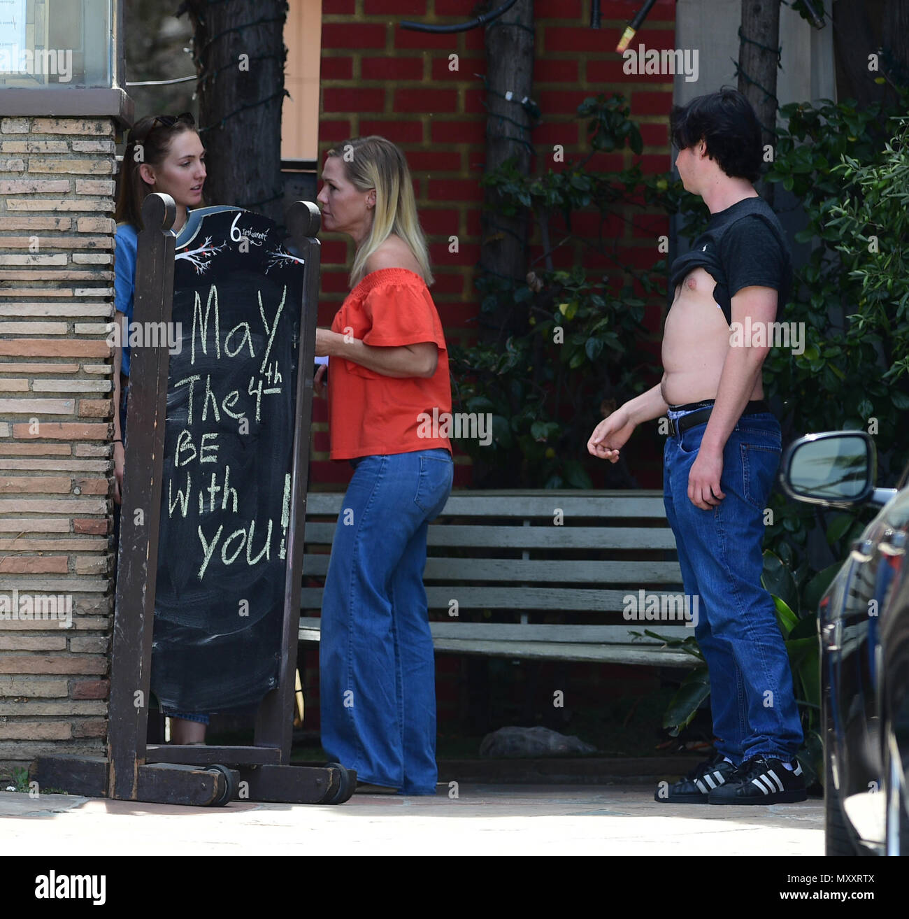 Jennie Garth va à déjeuner avec sa fille Bella Luca Facinelli et un ami comprend : Jennie Garth, Luca Bella Facinelli Où : Los Angeles, California, United States Quand : 04 mai 2018 Source : WENN.com Banque D'Images