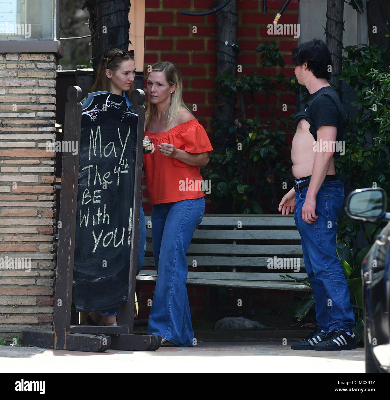 Jennie Garth va à déjeuner avec sa fille Bella Luca Facinelli et un ami comprend : Jennie Garth, Luca Bella Facinelli Où : Los Angeles, California, United States Quand : 04 mai 2018 Source : WENN.com Banque D'Images