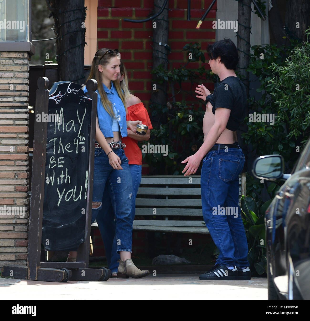Jennie Garth va à déjeuner avec sa fille Bella Luca Facinelli et un ami comprend : Jennie Garth, Luca Bella Facinelli Où : Los Angeles, California, United States Quand : 04 mai 2018 Source : WENN.com Banque D'Images