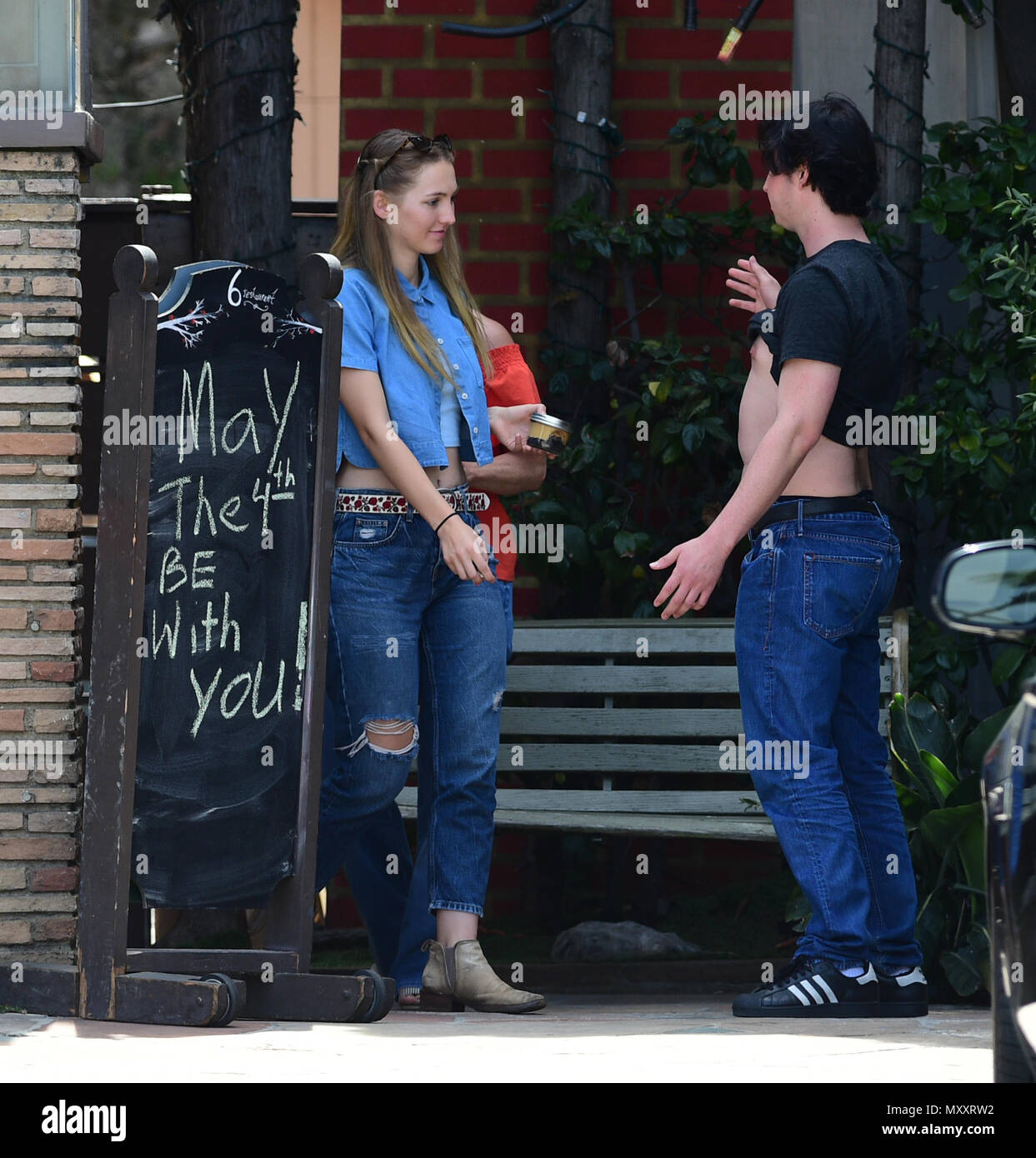 Jennie Garth va à déjeuner avec sa fille Bella Luca Facinelli et un ami comprend : Jennie Garth, Luca Bella Facinelli Où : Los Angeles, California, United States Quand : 04 mai 2018 Source : WENN.com Banque D'Images
