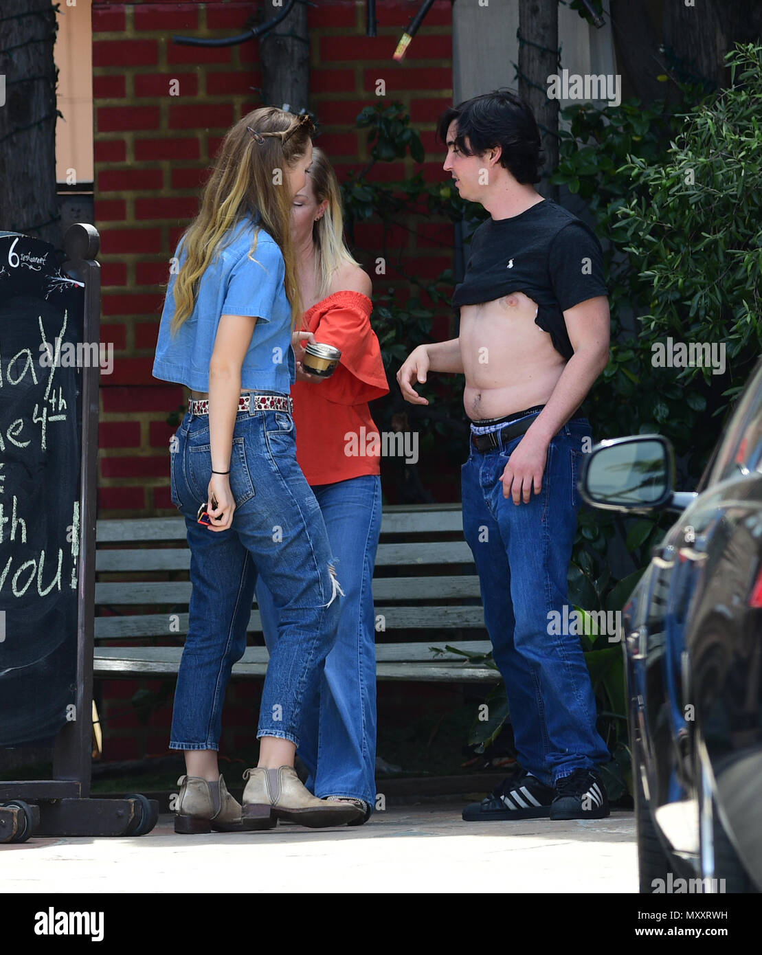 Jennie Garth va à déjeuner avec sa fille Bella Luca Facinelli et un ami comprend : Jennie Garth, Luca Bella Facinelli Où : Los Angeles, California, United States Quand : 04 mai 2018 Source : WENN.com Banque D'Images