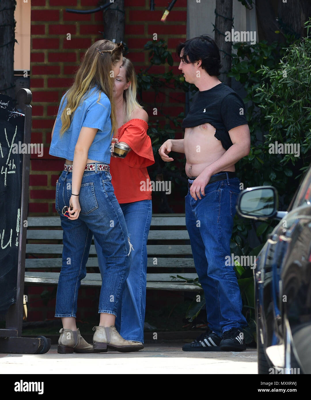 Jennie Garth va à déjeuner avec sa fille Bella Luca Facinelli et un ami comprend : Jennie Garth, Luca Bella Facinelli Où : Los Angeles, California, United States Quand : 04 mai 2018 Source : WENN.com Banque D'Images