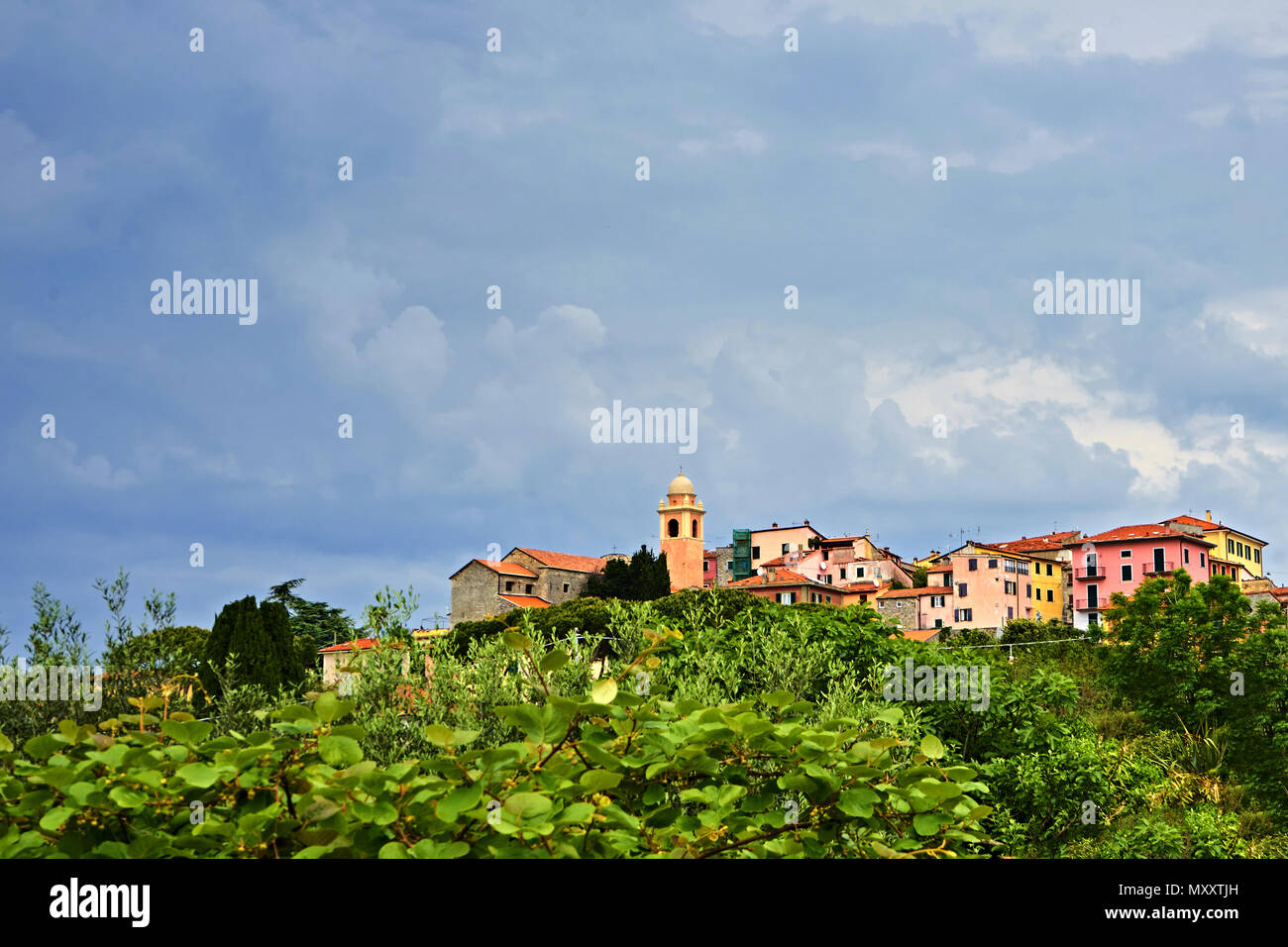 Vues de dessus de Montemarcello jour nuageux Village Ligurie Italie Banque D'Images