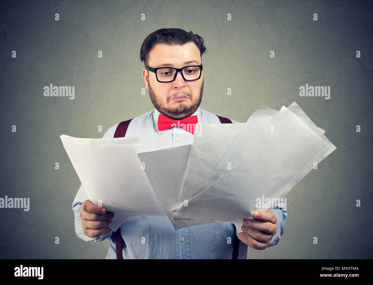 Homme officiel dans les verres et l'exploration des documents importants à la stupéfaction de l'information Banque D'Images