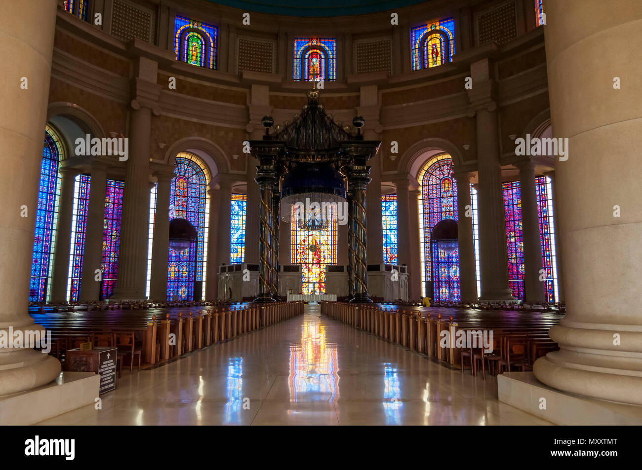 Intérieur de la basilique catholique de Notre Dame de la paix (Basilique NotreDame de la Paix