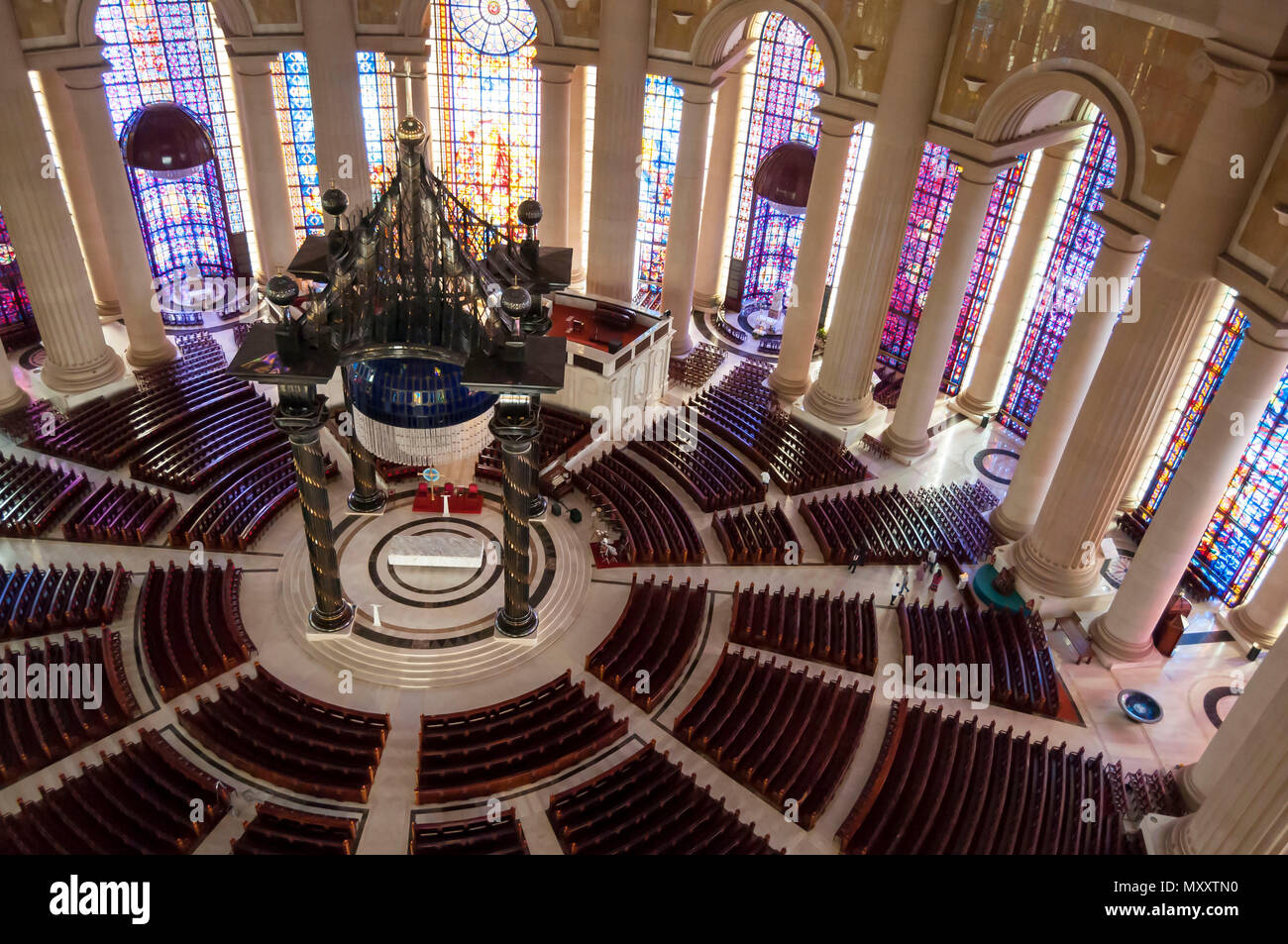 Intérieur de la basilique catholique de Notre Dame de la paix