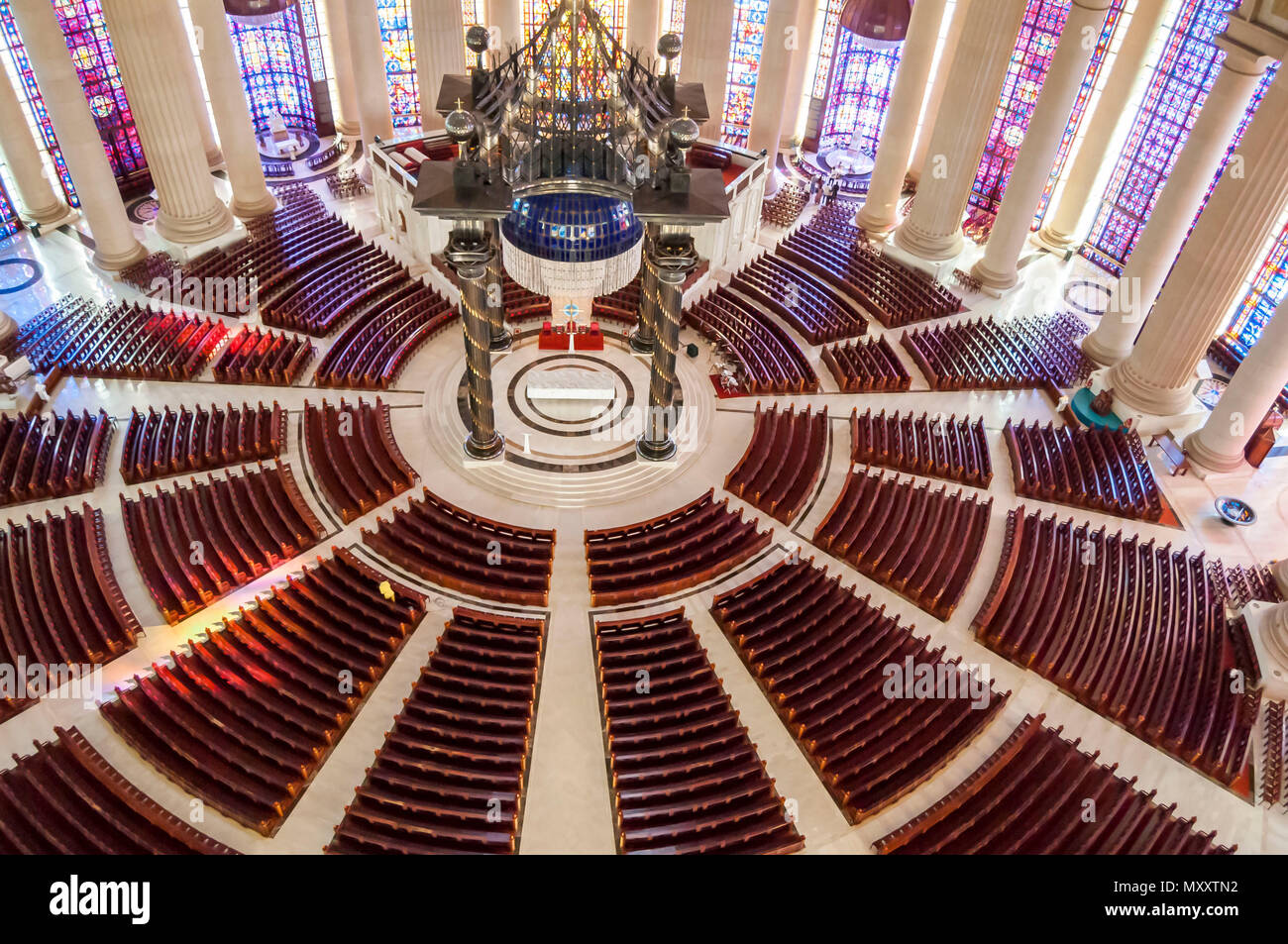 Intérieur de la basilique catholique de Notre Dame de la paix