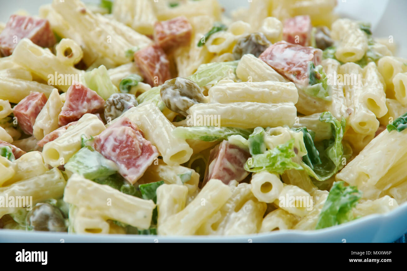 Salade de pâtes jambon hawaïen apporte, de l'ananas, les oignons verts, le poivron rouge Banque D'Images