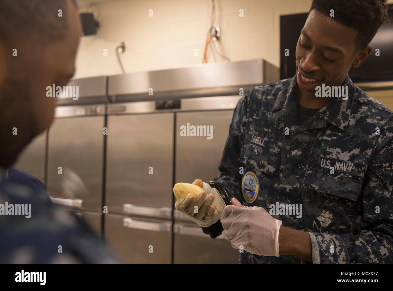 NEWPORT NEWS, Virginie (nov. 23, 2016) -- Shell Chaun Seaman, affecté à l'unité Pre-Commissioning Gerald R. Ford (CVN 78), permet de peler les pommes de terre au cours d'une bénévole de relations communautaires organisé par l'Armée du Salut. Les bénévoles ont aidé à préparer divers plats pour un repas de Thanksgiving qui a eu lieu le jour suivant. (U.S. Photo de la marine par le maître de 3e classe Cathrine Mae O. Campbell) Banque D'Images