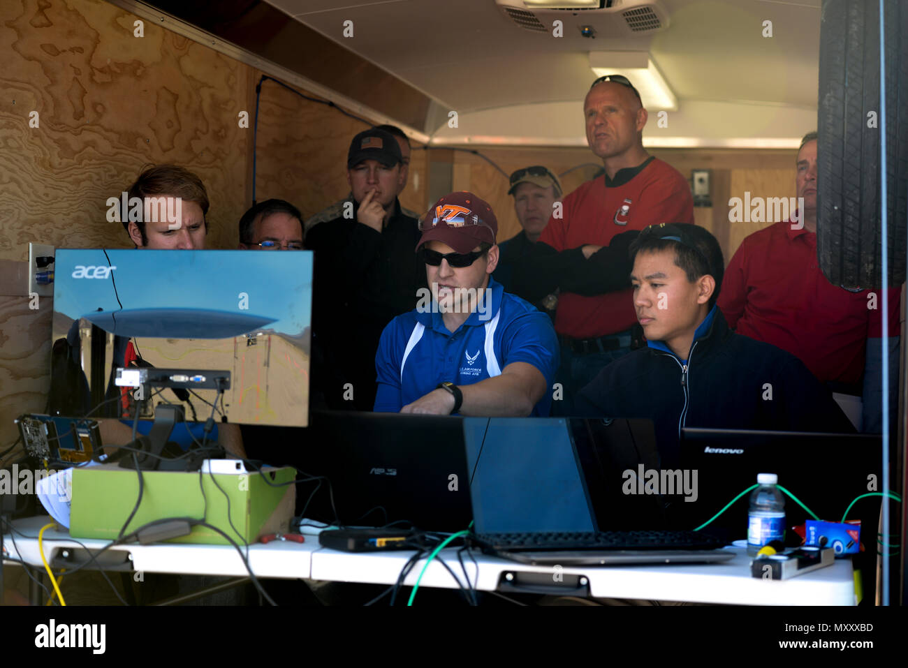 Les membres de l'équipe de la Robins Air Force Base, Ga., surveiller leurs contre-système aérien sans pilote en tant que juges observer dans l'arrière-plan pendant l'Air Force Research Laboratory 2016 Défi des commandants à la sécurité nationale, Site Nevada Las Vegas, NV., 13 décembre 2016. Les équipes ont eu six mois pour développer un système de contre-véhicule aérien pour aider à la défense de base. Robins est un système intégré multi-couches qui utilise un système de caméra et radar de détection et d'identification. Il utilise également un drone hunter killer pour l'interception et un canon à eau pour le tournage hors du ciel. (U.S. Banque D'Images