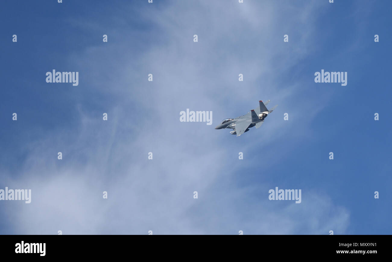 Un U.S. Air Force F-15E Strike Eagle à Mountain Home Air Force Base, Texas, les mouches au cours de drapeau à damiers 17-1 à la base aérienne Tyndall, en Floride, le 8 décembre 2016. Plus de 300 aviateurs et 16 F-15E déployés à partir de Mountain Home AFB pour participer à la grande force de l'exercice, l'intégration avec d'autres avions de quatrième génération ainsi que le F-22 Raptor et le F-35 Lightning II. (U.S. Photo de l'Armée de l'air par le sergent d'Alex Fox Echols III/libérés) Banque D'Images