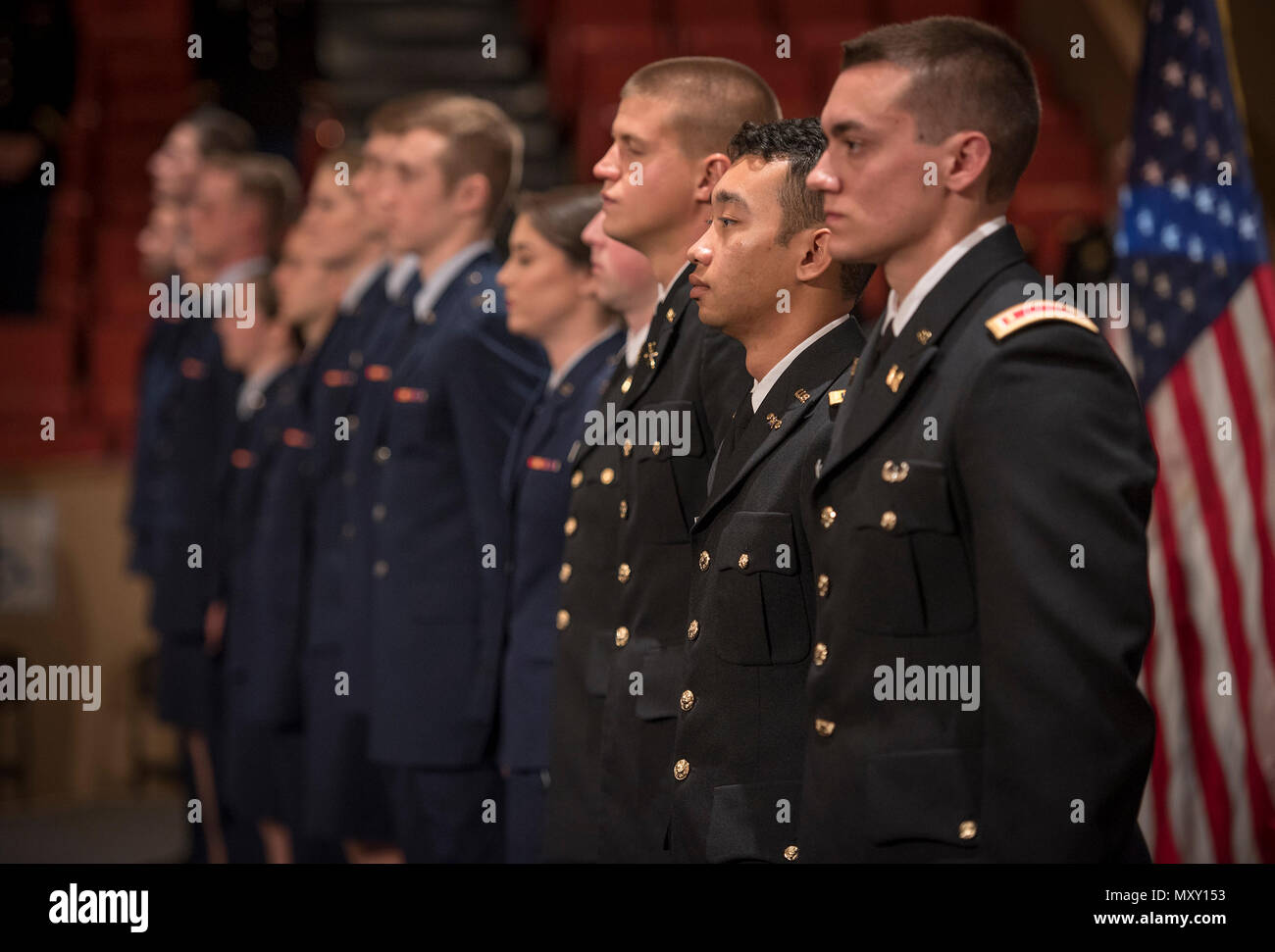 Quatorze lieutenants de l'armée et de l'armée de l'air des États-Unis nouvellement commissionnés reçoivent une Ovation lors de leur cérémonie de mise en service du ROTC à l'Université Clemson, Caroline du Sud, le 14 décembre 2016. La cérémonie comprend la participation de la famille, la cérémonie du dollar d'argent, la reconnaissance du patrimoine militaire et les traditions honorant l'intronisation de nouveaux officiers dans les forces armées américaines. Banque D'Images
