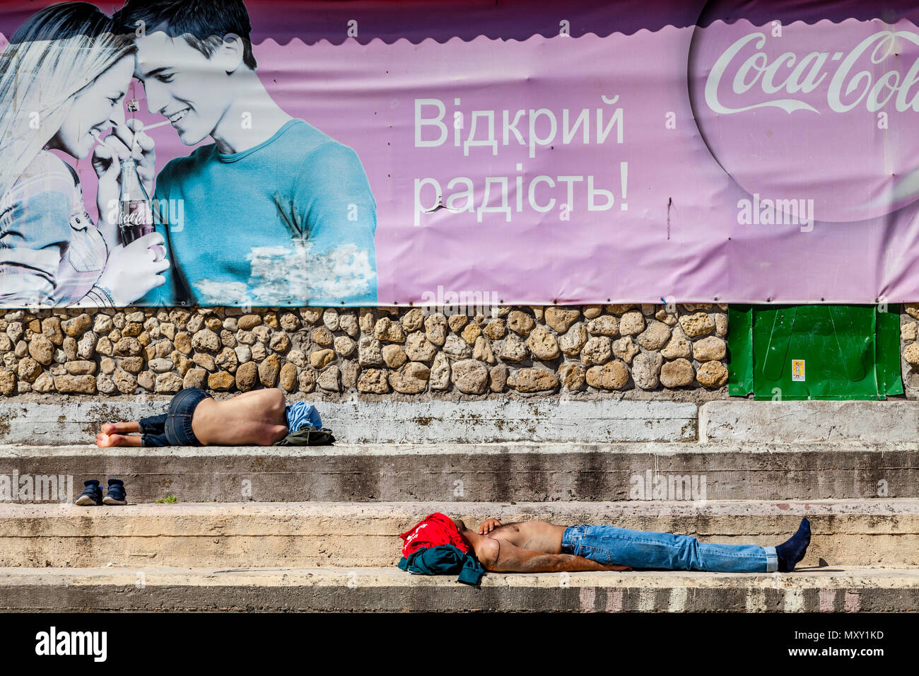 Les hommes ukrainiens de dormir dans le soleil, la plage de Lanzheron, Odessa, Ukraine Banque D'Images