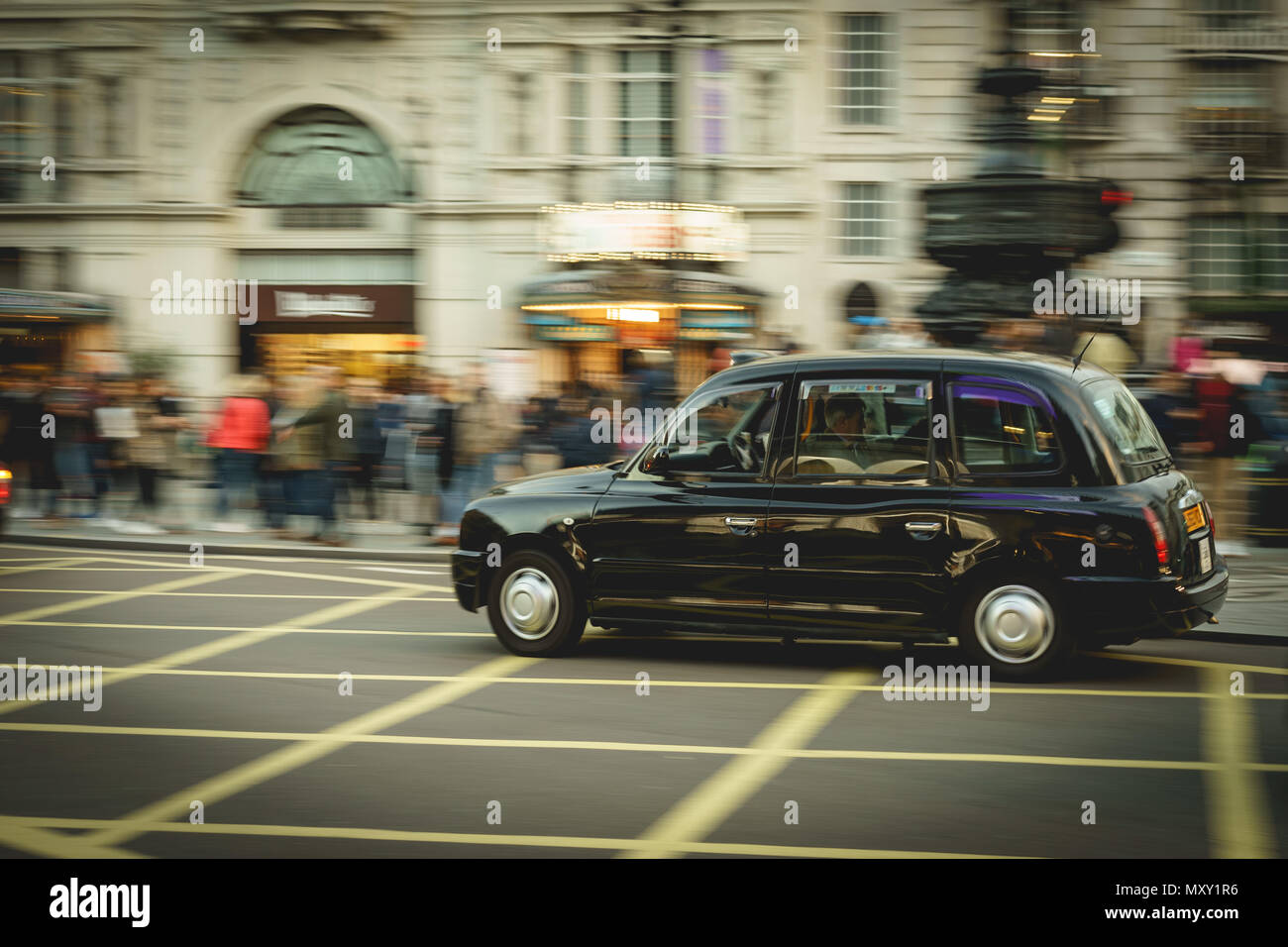 Londres, Royaume-Uni - Octobre 2017. Taxi à Piccadilly Circus. Des taxis sont le plus célèbre symbole de Londres ainsi que les autobus à impériale rouge. Banque D'Images