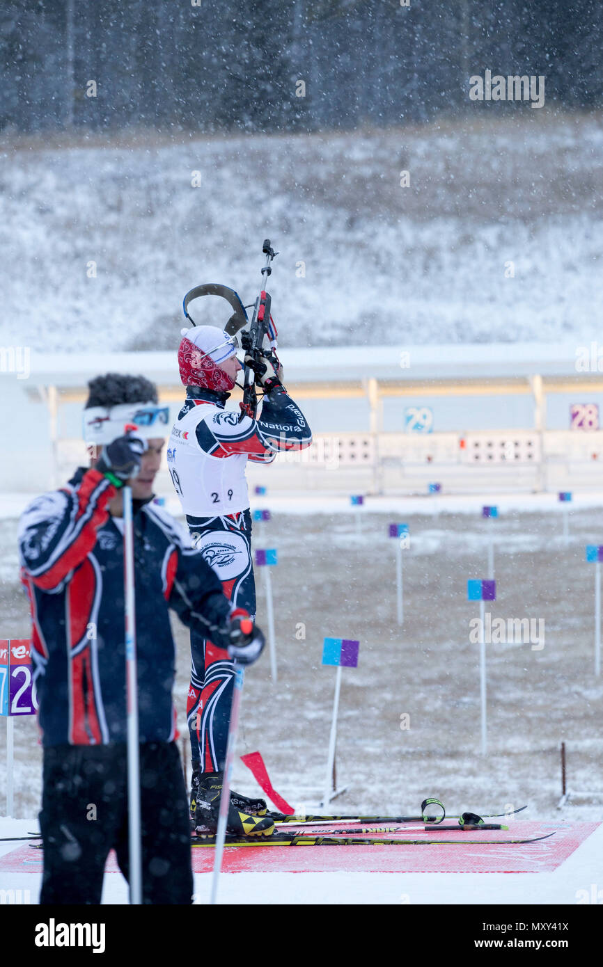 Garde de l'Armée de l'Alaska la FPC. Travis Cooper, un mécanicien d'équipement de construction avec le 207e Détachement de l'utilitaire de l'ingénieur, des zéros dans son fusil avant la compétition et gagner les juniors garçons 12,5 km départ groupé dans le nord-américain # 1 et # 1 tasses Biathlon Calforex au Canmore Nordic Centre Provincial Park à Canmore, Alberta, le 4 décembre 2016. Cooper, 20 ans, de Kenai, a également pris la première place chez les hommes juniors 10 km sprint la veille. Cooper trains toute l'année et de la concurrence à la Garde nationale de l'équipe de développement de biathlon. (U.S. Photo de la Garde nationale par le sergent. Balinda O'Neal Dresel) Banque D'Images