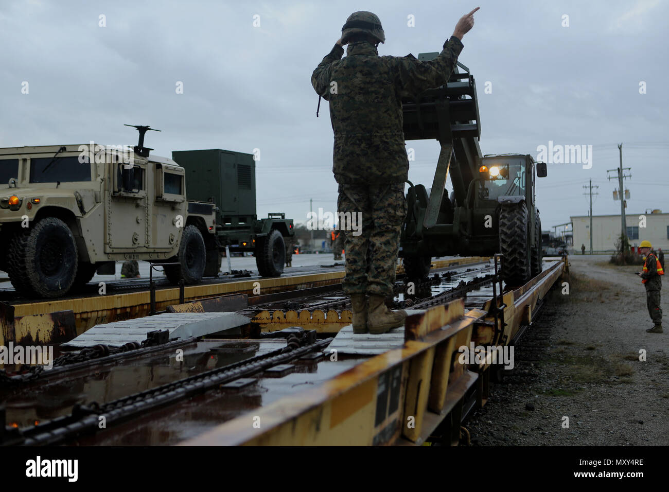 Un U.S. Marine avec 2D, 2e bataillon de transport Logistique Maritime Group (MLG), guides d'un véhicule sur un chemin de fer panier à Camp Lejeune, N.C., 16 novembre 2016. Les Marines ont participé à la formation d'accroître leur capacité de mener des opérations de tête. (U.S. Marine Corps photo prise par le sergent d'artillerie. Freddy G. Cantu) Banque D'Images