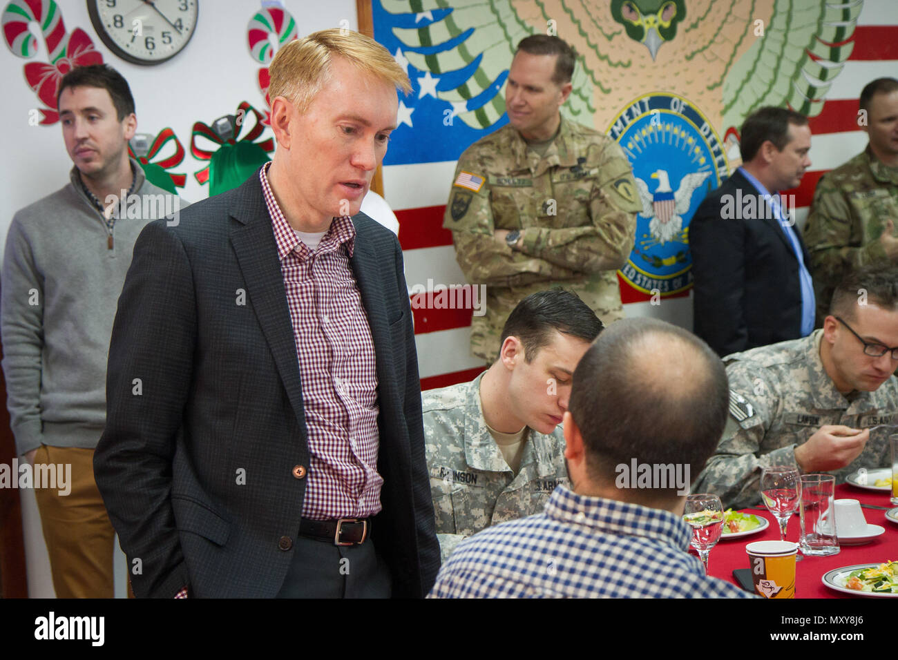 Le sénateur américain James Lankford d'Oklahoma se joint aux soldats affectés au combat multinationales Group-East, 18 Décembre au Camp Bondsteel, au Kosovo. Lankford, qui est un représentant sur le comité spécial du Sénat sur le renseignement, a déjeuné avec les soldats de l'Oklahoma et l'Utah et après avoir assisté à un exposé de dirigeants de MNBG-E sur la Force au Kosovo mission de soutien à la paix et de l'intelligence. (Photo par le Sgt. 1re classe Caleb Barrieau) Banque D'Images