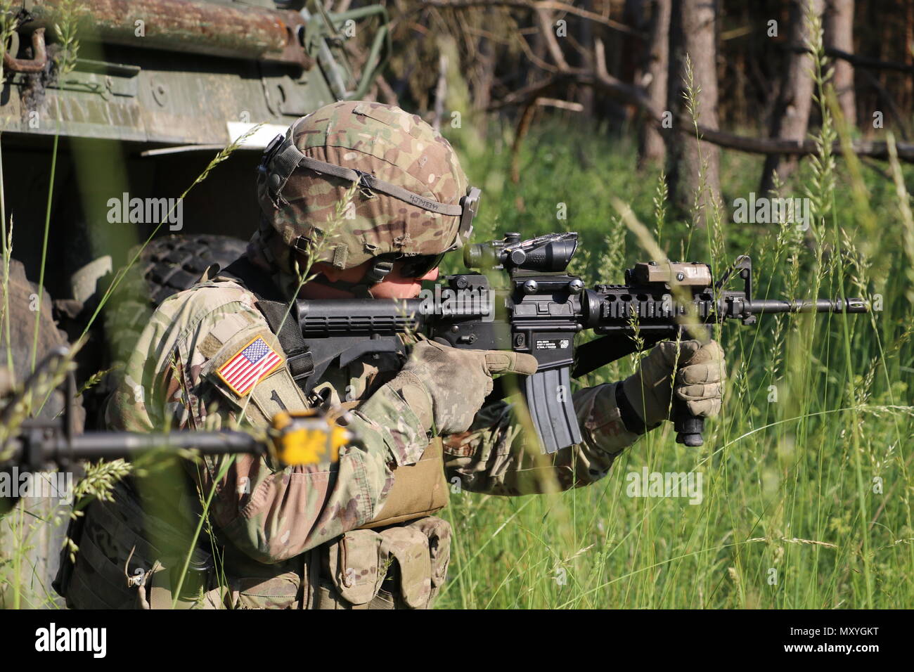 Un soldat du 4e Escadron, 2e régiment de cavalerie, établit la sécurité tout l'équipage descend dans la zone d'entraînement Bemowo Piskie, Pologne, le 2 juin 2018. La Stryker véhicule porteur d'infanterie est une plate-forme polyvalente aide à apporter des soldats dans un champ de bataille dynamique. Banque D'Images