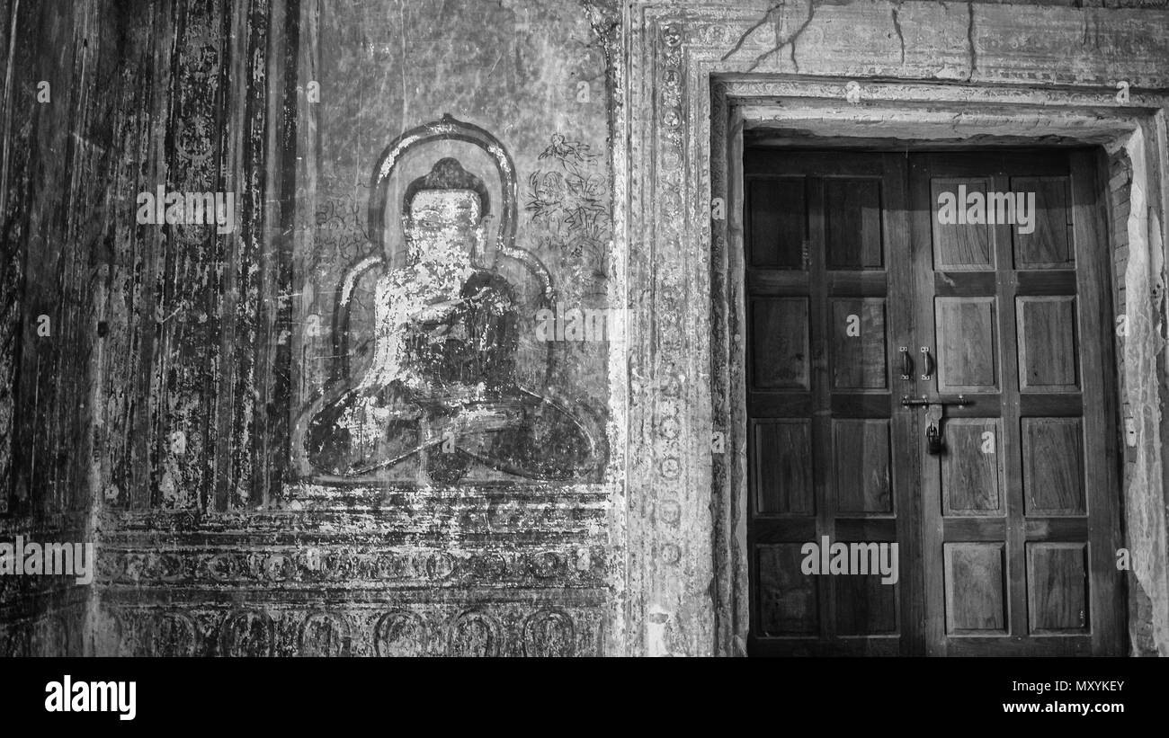 La peinture ancienne et de la porte du temple de Bagan, Myanmar Banque D'Images