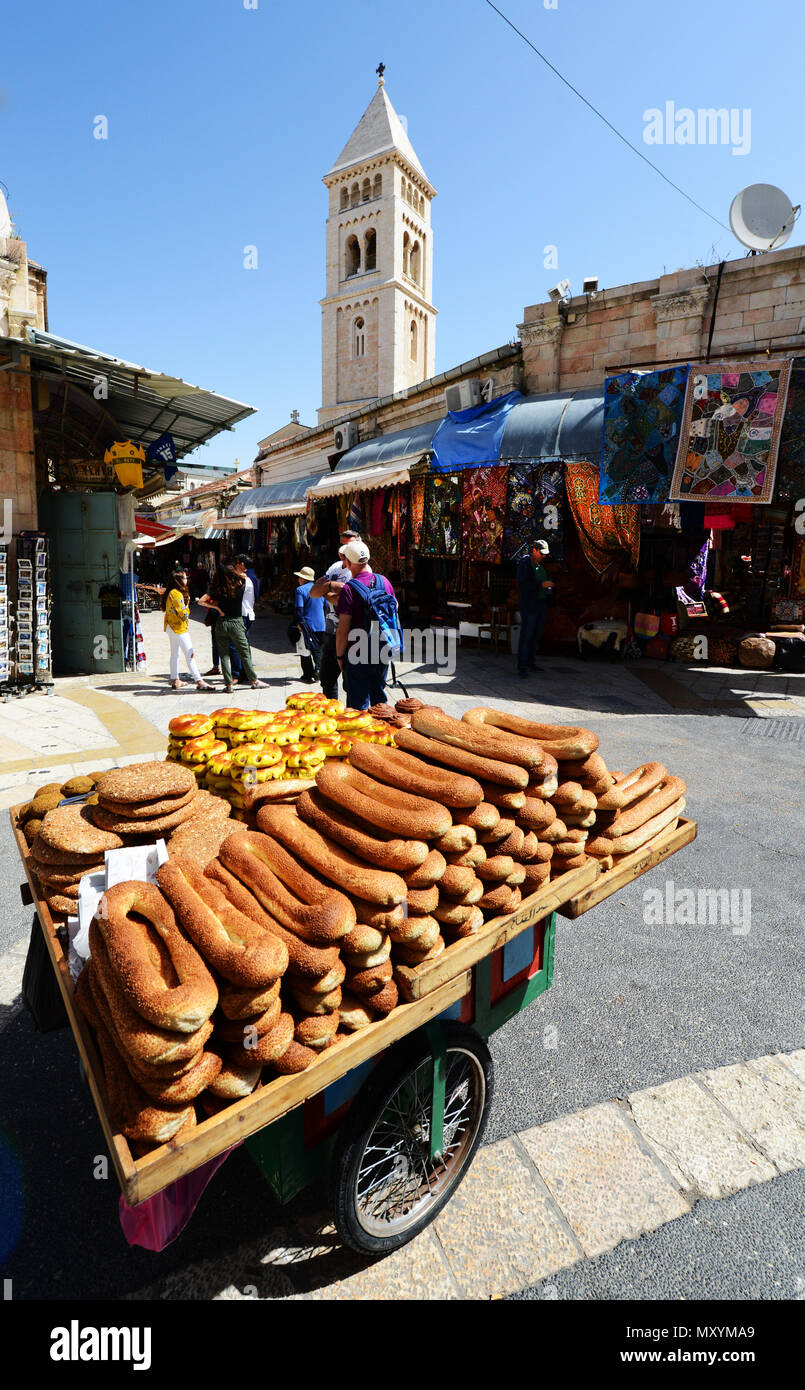 Ka'ek pain vendu à partir d'un vendeur à l'intérieur de la vieille ville de Jérusalem. Banque D'Images