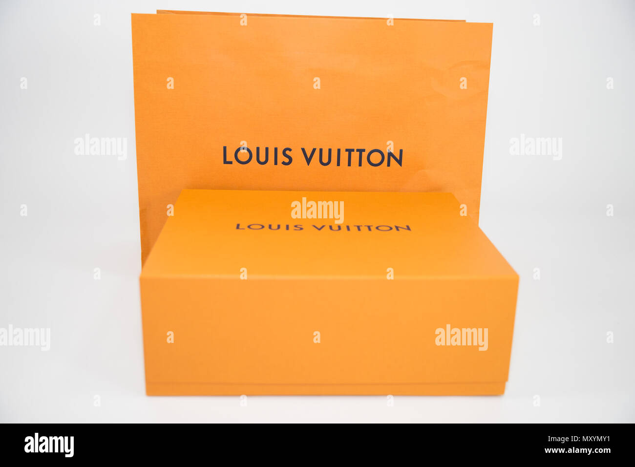 Philadelphie, Pennsylvanie, USA - Le 24 mai 2018 : une boîte de Louis  Vuitton. Louis Vuitton est une marque de mode designer connu pour ses  articles en cuir Photo Stock - Alamy