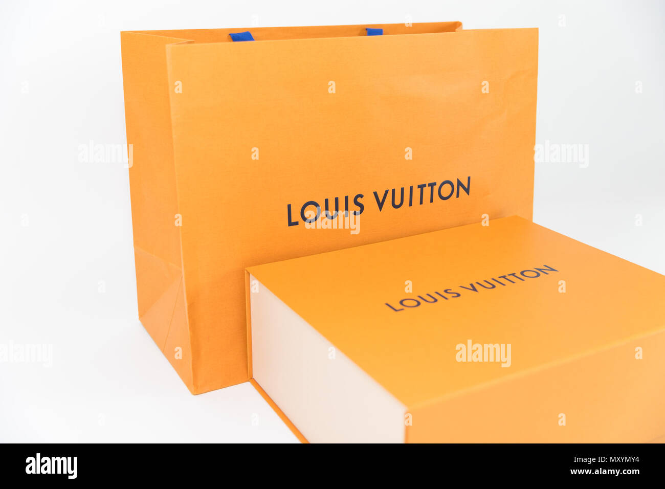 Philadelphie, Pennsylvanie, USA - Le 24 mai 2018 : une boîte de Louis Vuitton. Louis Vuitton est une marque de mode designer connu pour ses articles en cuir. Banque D'Images