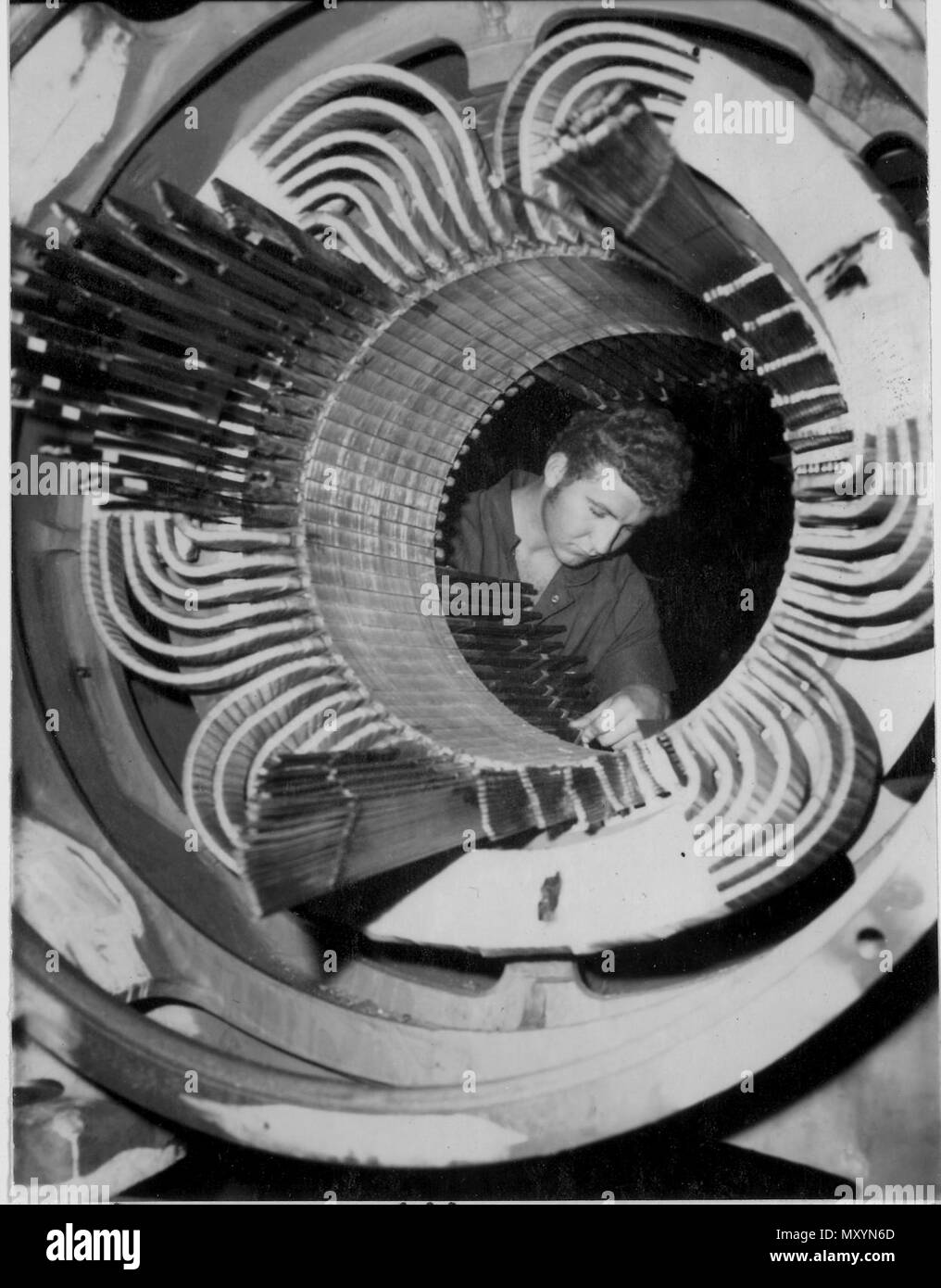 L'assemblage du stator du moteur électrique de l'apprenti à l'English Electric Company, Rocklea,. Banque D'Images