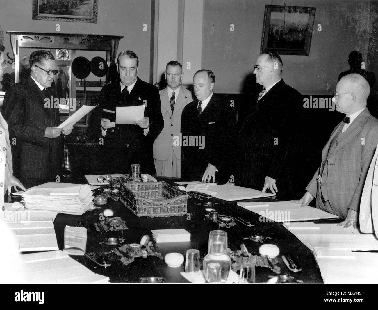 M. Macrossan administration serment au gouverneur Lavarack à l'assermentation. Le Lieutenant-général Sir John Lavarack est devenu gouverneur du Queensland en 1946. En février 1952, il a proclamé la reine Elizabeth II comme monarque dans le Queensland après la mort du roi George VI. Lavarack's serment d'allégeance et le serment d'office ont ensuite été ré-administré à sa propre demande pour refléter le nouveau monarque. Neal Macrossan, juge en chef de la Cour suprême du Queensland, est l'administration du serment. Banque D'Images