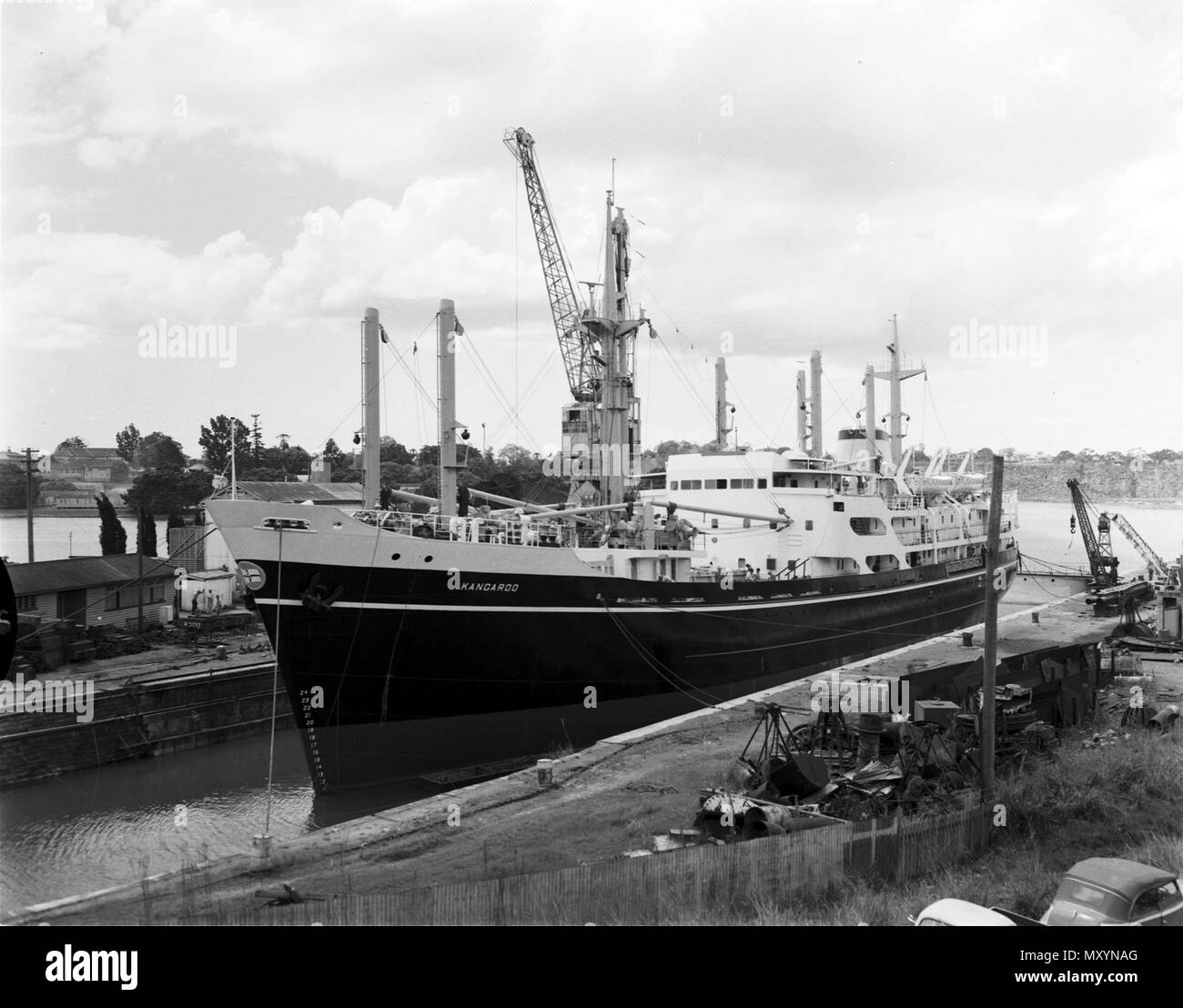 Kangourou MV, Kangaroo Point, Brisbane, 1962. Kangourou MV a été un passager 4 129 t/d'un cargo construit par Evans Deakin &AMP ; Co pour le service d'expédition de l'état de l'Australie occidentale. Lancé en février 1962 et terminé au mois de novembre suivant, le kangourou exploité 112 voyages entre Fremantle et Darwin pour l'ouest de l'Australie le gouvernement. Elle a été vendue à Hong Kong Livraison Sapin Co Ltd en 1973 et rebaptisée Yara, être à la retraite et à la ferraille en 1989. Banque D'Images