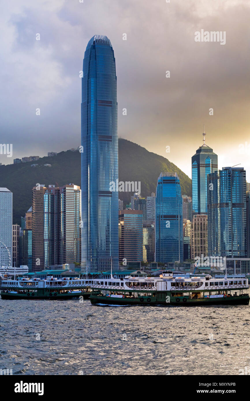 Le Star Ferry et le port d'horizon, de Hong Kong, Chine Banque D'Images