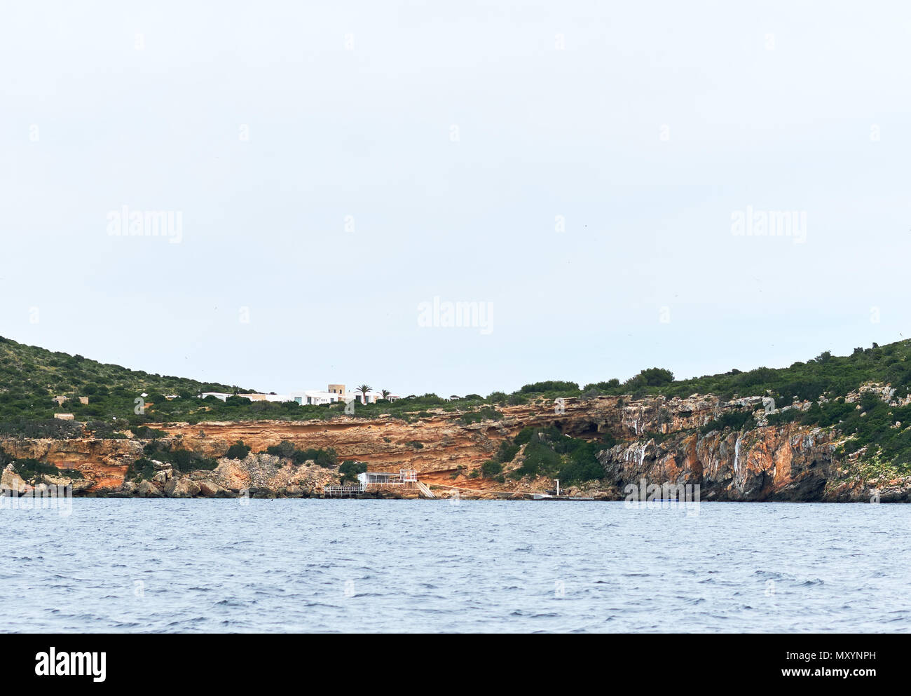 L'île de Tagomago ou Illa de Tagomago, est une île privée au large de la côte est d'Ibiza, Iles Baléares, Espagne. Banque D'Images