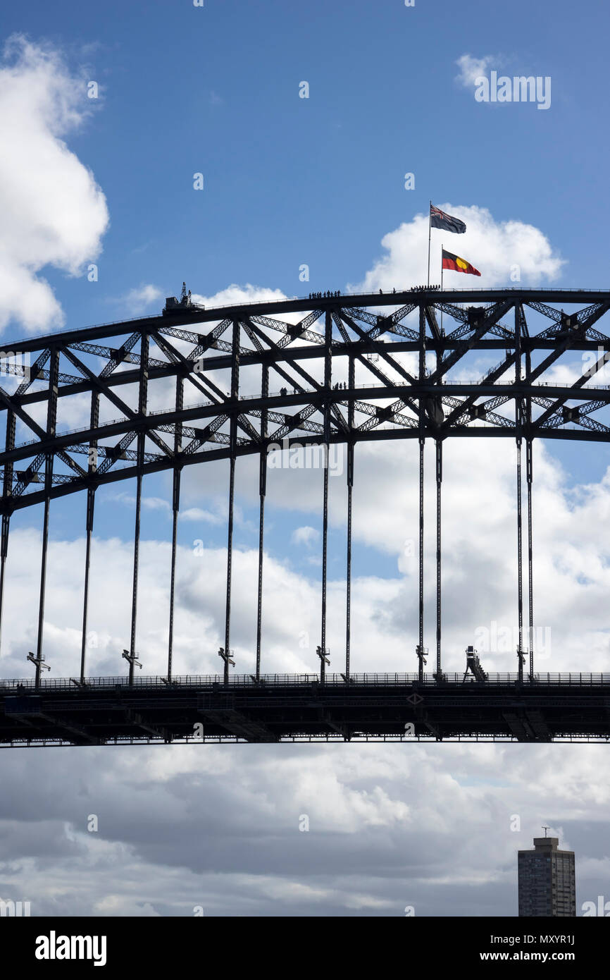 Les touristes l'ascension du Sydney Harbour Bridge, Sydney par un jour de vent en hiver Banque D'Images