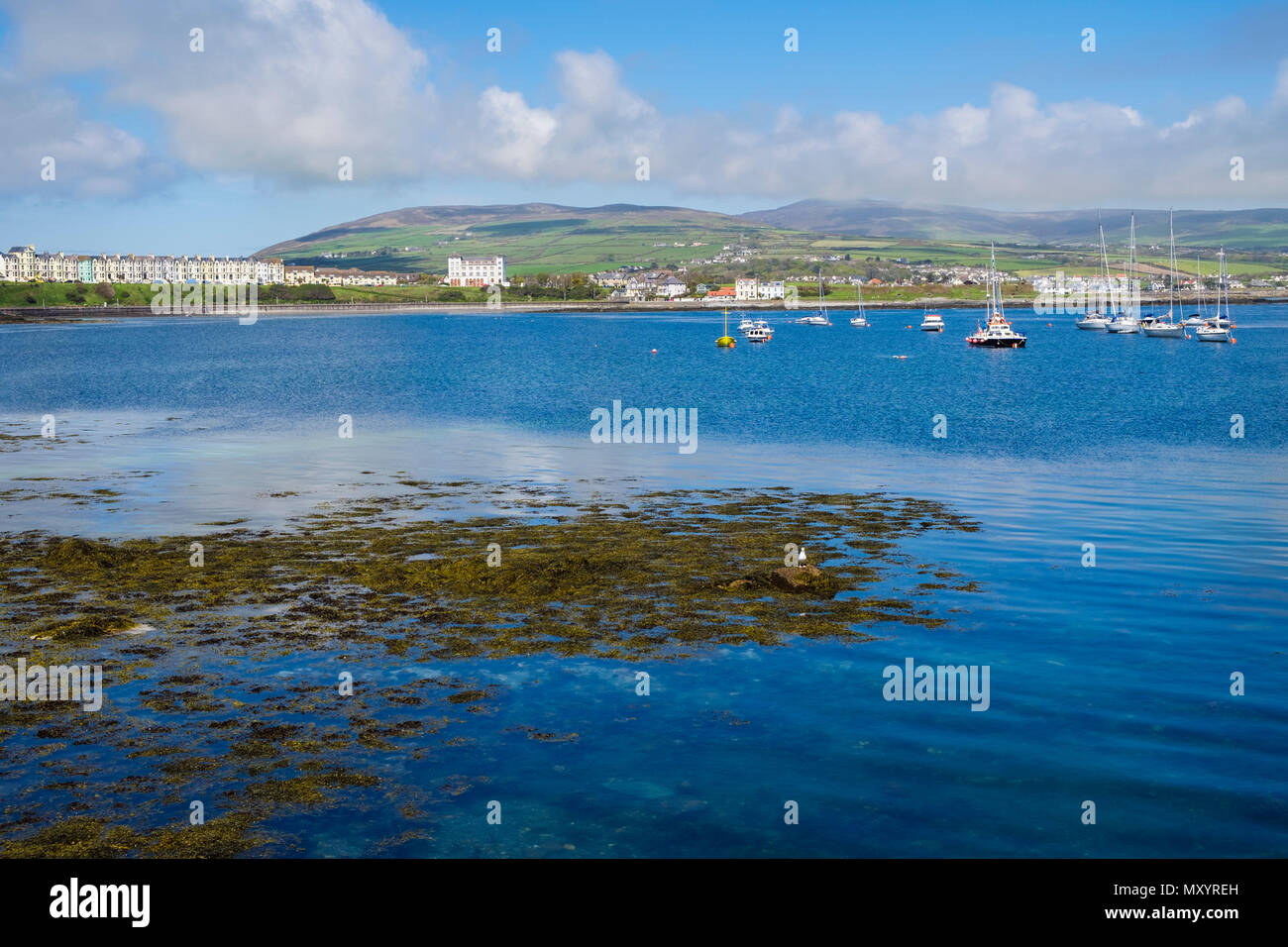 Vue sur la mer bleu calme dans la baie de ville balnéaire avec des collines au-delà. Port St Mary, à l'île de Man, îles britanniques Banque D'Images