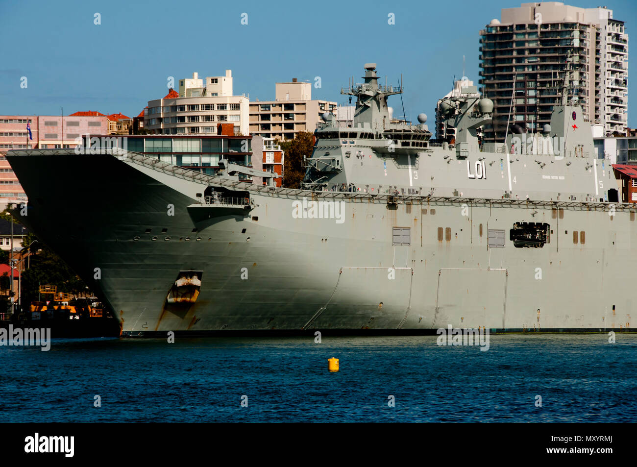 SYDNEY, AUSTRALIE - Le 4 avril 2018 : Landing helicopter dock navire HMAS Adelaide (L01) à base de la flotte dans le port de Sydney de l'Est Banque D'Images