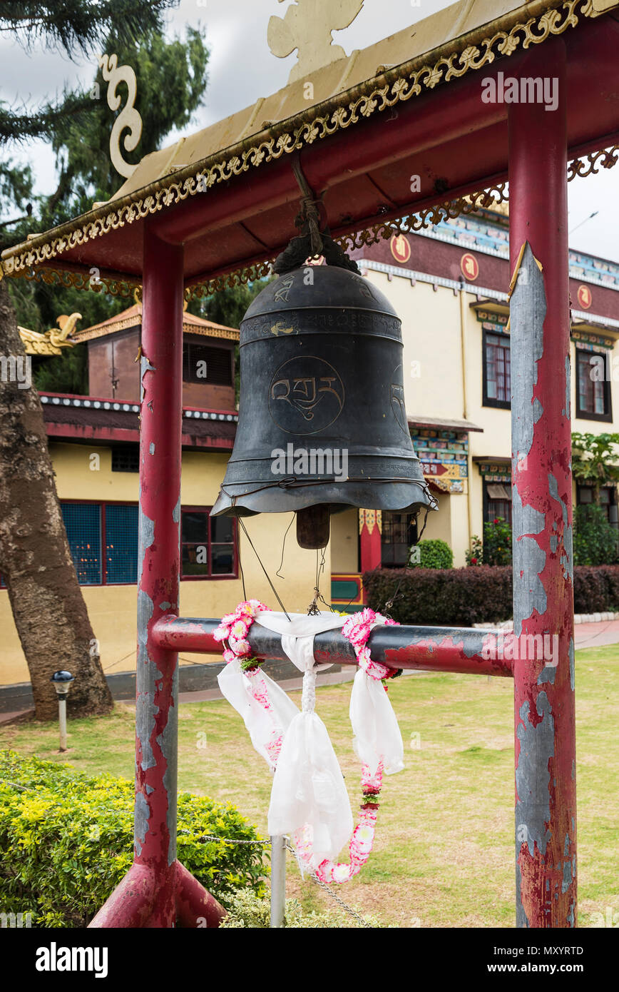 Namdrolling avec bell ornementé monastère lettres gravé à l'entrée dans Coorg Karnataka Banque D'Images