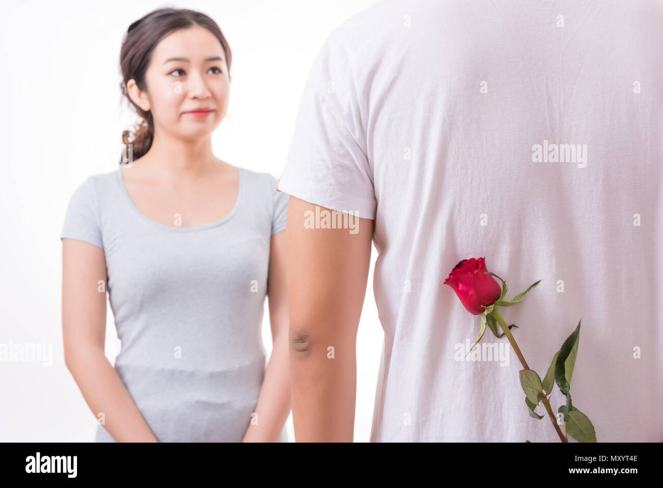 Jeune couple dans l'amour, Man holding surprise rose pour la belle jeune femme. Valentines Day. L'amour. Banque D'Images