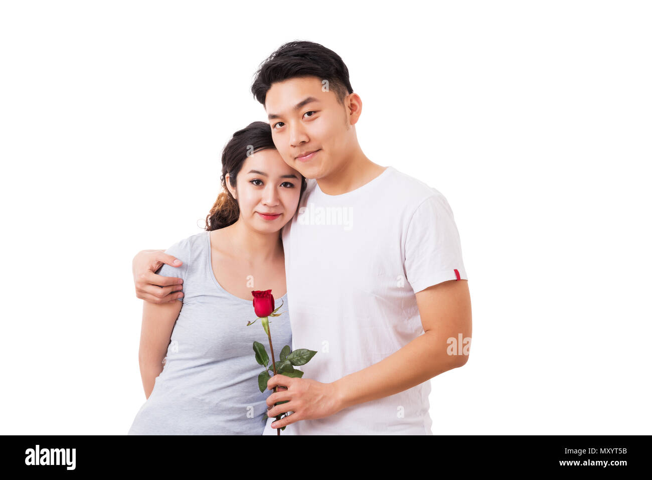 Couple avec fleur rose. Un homme donnant à sa petite amie une rose à la Saint Valentin. Banque D'Images