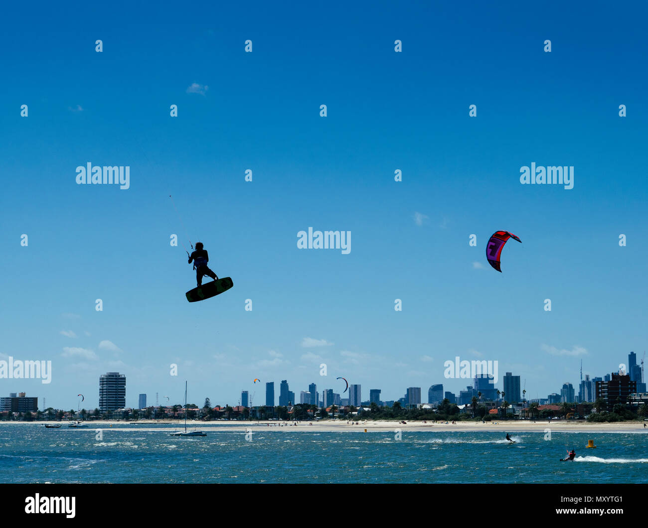 Kite surfeurs en action à Port Phillip Bay près de St Kilda le jour de Noël, Melbourne, Victoria, Australie Banque D'Images