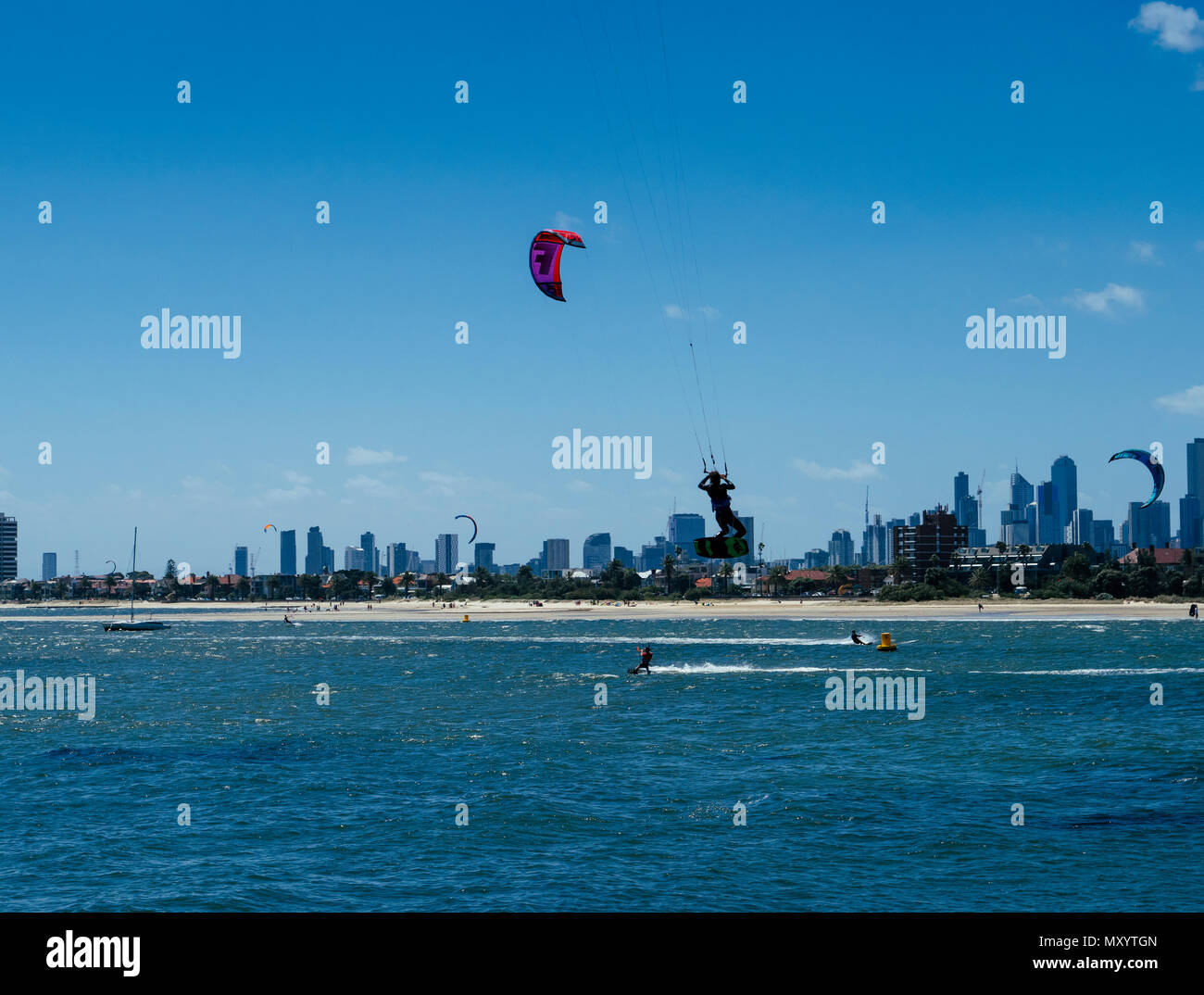 Kite surfeurs en action à Port Phillip Bay près de St Kilda, Melbourne, Victoria, Australie Banque D'Images