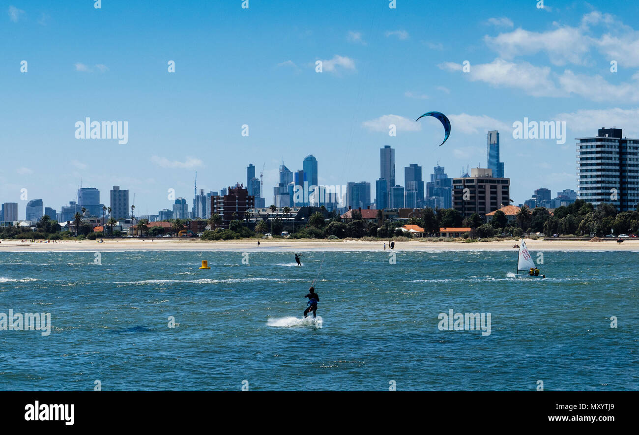 Kite surfer l'atterrissage sur les eaux de Port Phillip Bay près de St Kilda avec ville de Melbourne dans la distance, Victoria, Australie Banque D'Images