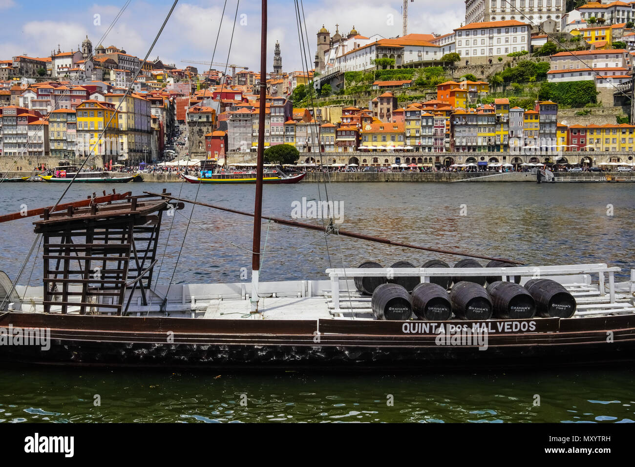 Vue de face et vue panoramique sur la rivière Douro colorées de Porto, Portugal. Banque D'Images Vue de face et vue panoramique sur la rivière Douro colorées de Porto, Portugal. Banque D'Images