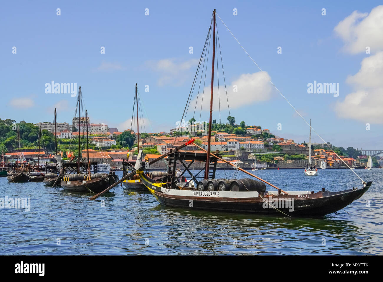 Vue de face et vue panoramique sur la rivière Douro colorées de Porto, Portugal. Banque D'Images Vue de face et vue panoramique sur la rivière Douro colorées de Porto, Portugal. Banque D'Images