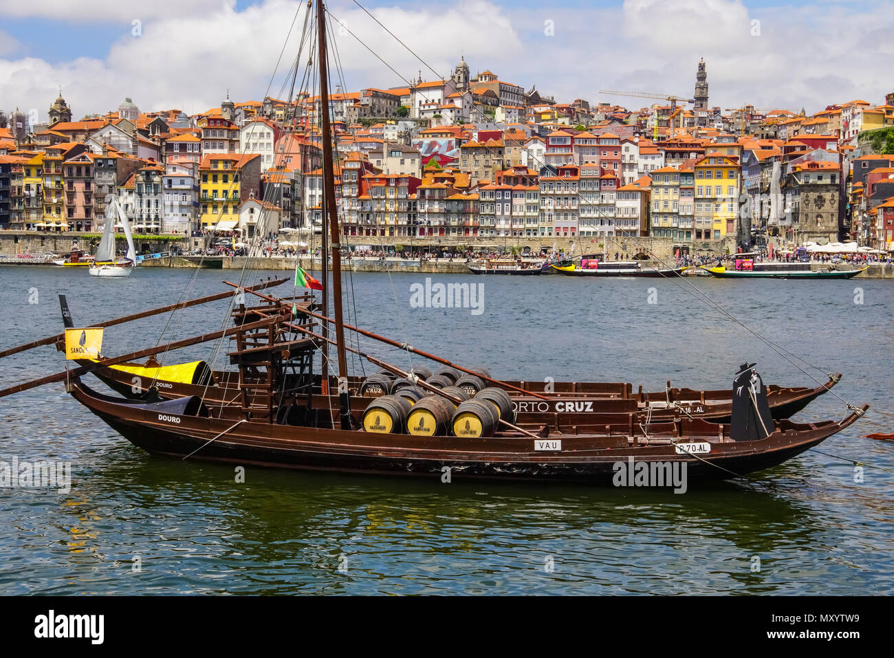 Vue de face et vue panoramique sur la rivière Douro colorées de Porto, Portugal. Banque D'Images Vue de face et vue panoramique sur la rivière Douro colorées de Porto, Portugal. Banque D'Images