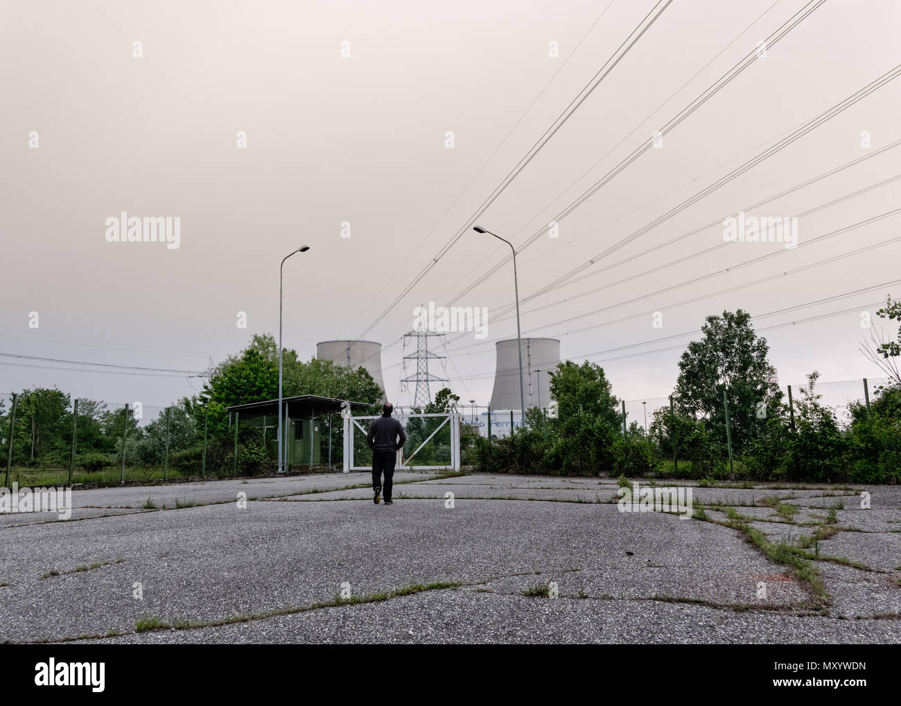 Trino, Italie, le 19 mai 2018 - Single personne marche vers la centrale thermoélectrique, centrale Enel Galileo Ferraris, Trino-Leri-Cavour Banque D'Images