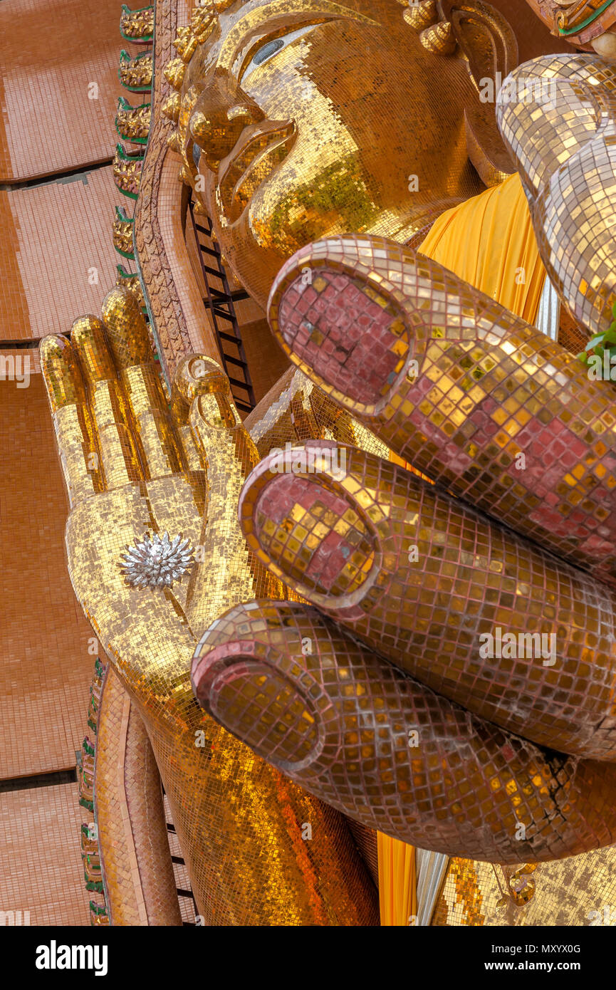 Wat Tham Seu ou Temple du Grand Bouddha. Ban Muang Tambon Muang 3 Um Chum Chum, Amphoe Tha Muang, Kanchanaburi. Thaïlande Banque D'Images